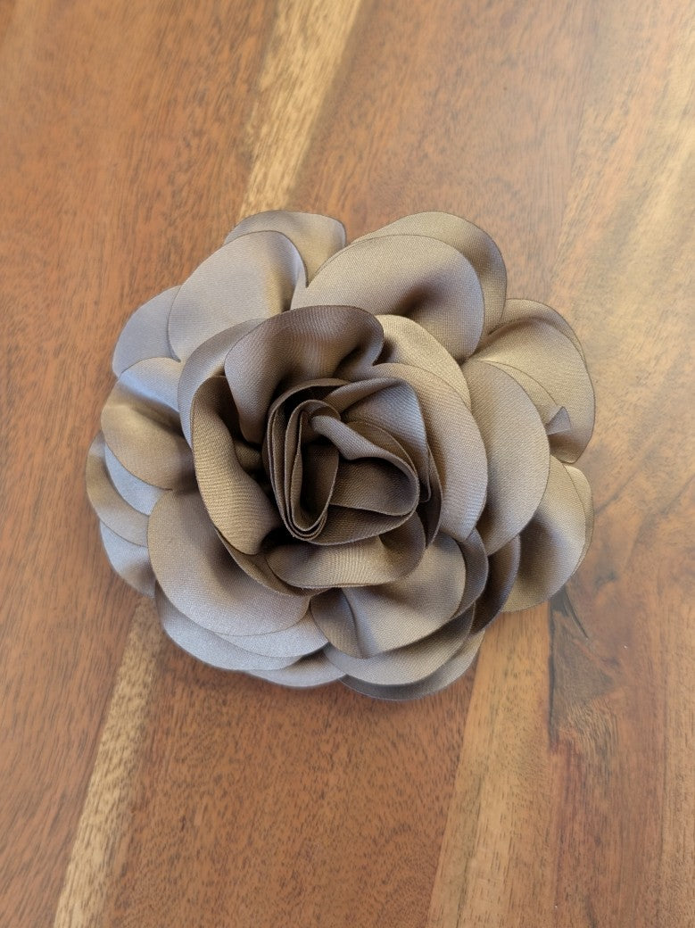 Verleihe Deinem Outfit mit dieser eleganten Seiden Ansteckblume in tiefem Weinrot eine besondere stilvolle Note - mit praktischer Klammer oder Sicherheitsnadel!