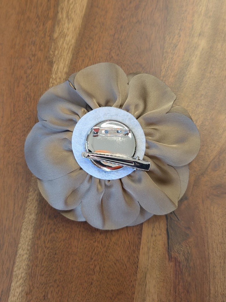Verleihe Deinem Outfit mit dieser eleganten Seiden Ansteckblume in Taupe eine besondere stilvolle Note - mit praktischer Klammer oder Sicherheitsnadel!
