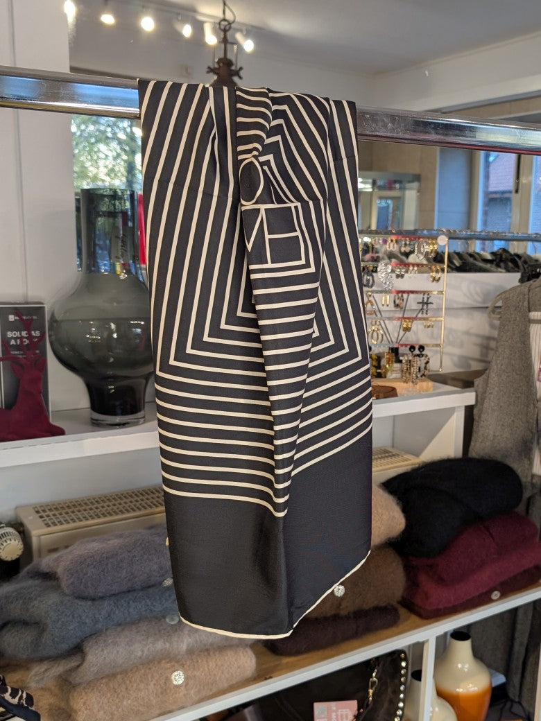 Elegantes Seidentuch mit zeitlosem Schwarz-Weiß-Muster – das perfekte Accessoire für jeden Anlass aus hochwertige Seide im klassischen Quadrat-Design!