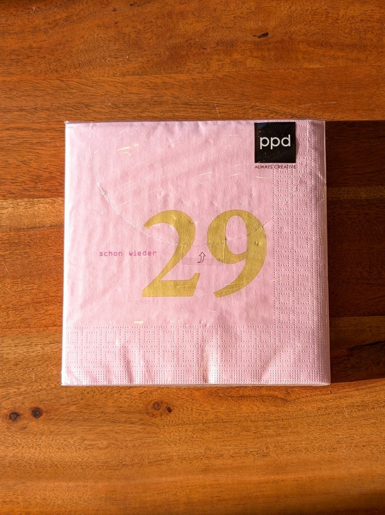 Witzige liebevolle Geschenkidee zum Geburtstag: Servietten in zartem Rosa mit goldenem Schriftzug "Schon wieder 29" - perfekte Tischdeko zum Geburtstag!