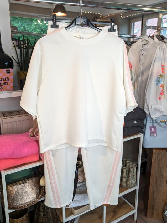 Elegantes Jogging-Set Kurzarm-Sweatshirt und lockere Jogginghose aus hochwertiger Viskose in zartem Crème mit rosa Streifen.  – perfekt für entspannte Tage!