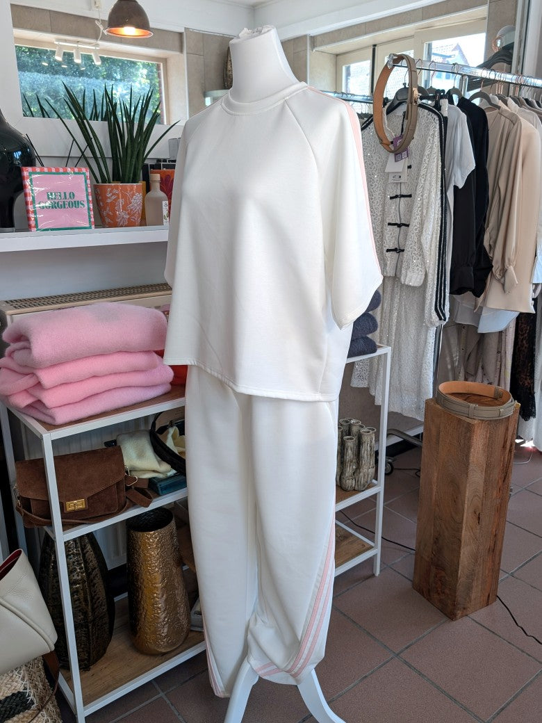 Elegantes Jogging-Set Kurzarm-Sweatshirt und lockere Jogginghose aus hochwertiger Viskose in zartem Crème mit rosa Streifen.  – perfekt für entspannte Tage!