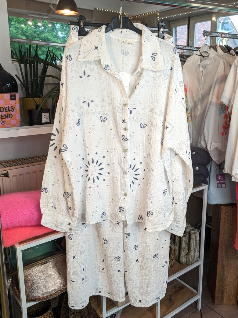Elegantes Set aus Bluse Hose aus weicher leichter Mousselin Baumwolle in trendigem Blumenmuster Paisley Créme Grau Blau. Perfekt für casual / besondere Anlässe!