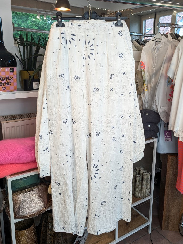 Elegantes Set aus Bluse Hose aus weicher leichter Mousselin Baumwolle in trendigem Blumenmuster Paisley Créme Grau Blau. Perfekt für casual / besondere Anlässe!