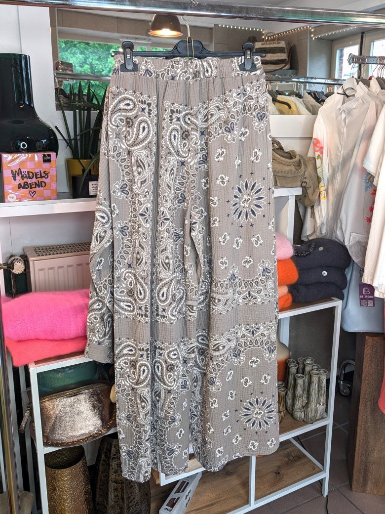 Elegantes Set aus Bluse Hose aus weicher leichter Mousselin Baumwolle in trendigem Blumenmuster Paisley Grau Créme Blau. Perfekt für casual / besondere Anlässe!