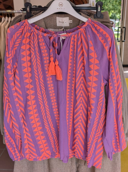 Entdecke dein neues Lieblingsteil mit unserem Langarm BOHO Shirt aus Viskose in Lila mit wunderschönen Muster in Orange von BELIEVE!