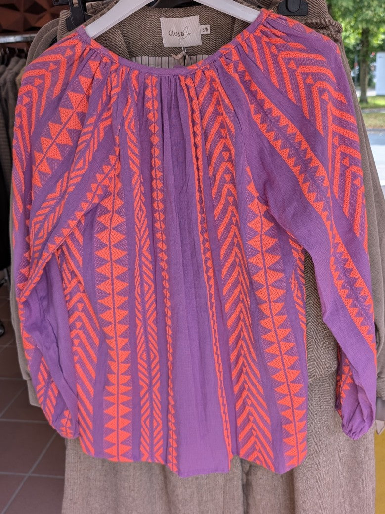 Entdecke dein neues Lieblingsteil mit unserem Langarm BOHO Shirt aus Viskose in Lila mit wunderschönen Muster in Orange von BELIEVE!