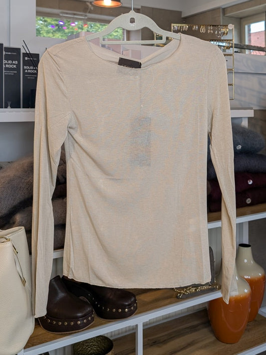 Das Langarm Shirt vereint zarten Kaschmir-Komfort mit hauchdünnem Stoff aus Viskose und Nylon in elegantem Beige - für stilbewusste Looks mit Raffinesse!