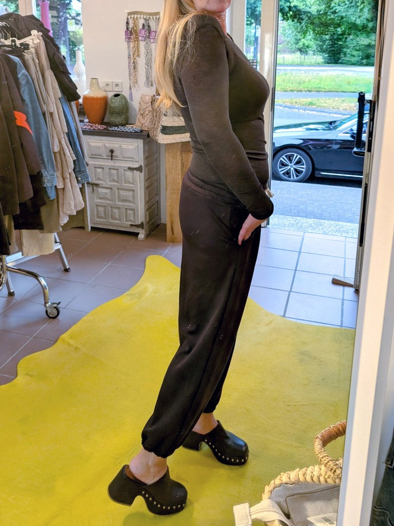 Das Langarm Shirt vereint zarten Kaschmir-Komfort mit hauchdünnem Stoff aus Viskose und Nylon in elegantem Coffee-Braun - für stilbewusste Looks mit Raffinesse1
