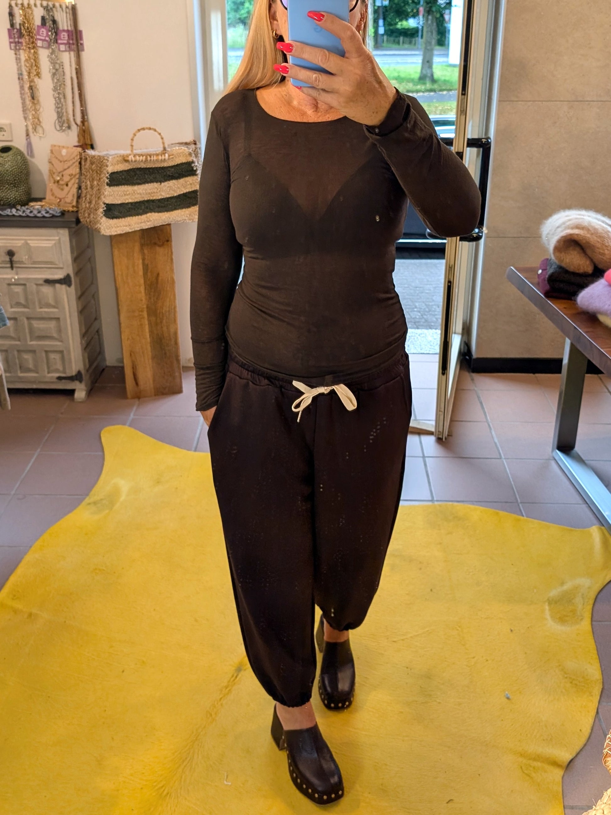 Das Langarm Shirt vereint zarten Kaschmir-Komfort mit hauchdünnem Stoff aus Viskose und Nylon in elegantem Coffee-Braun - für stilbewusste Looks mit Raffinesse1