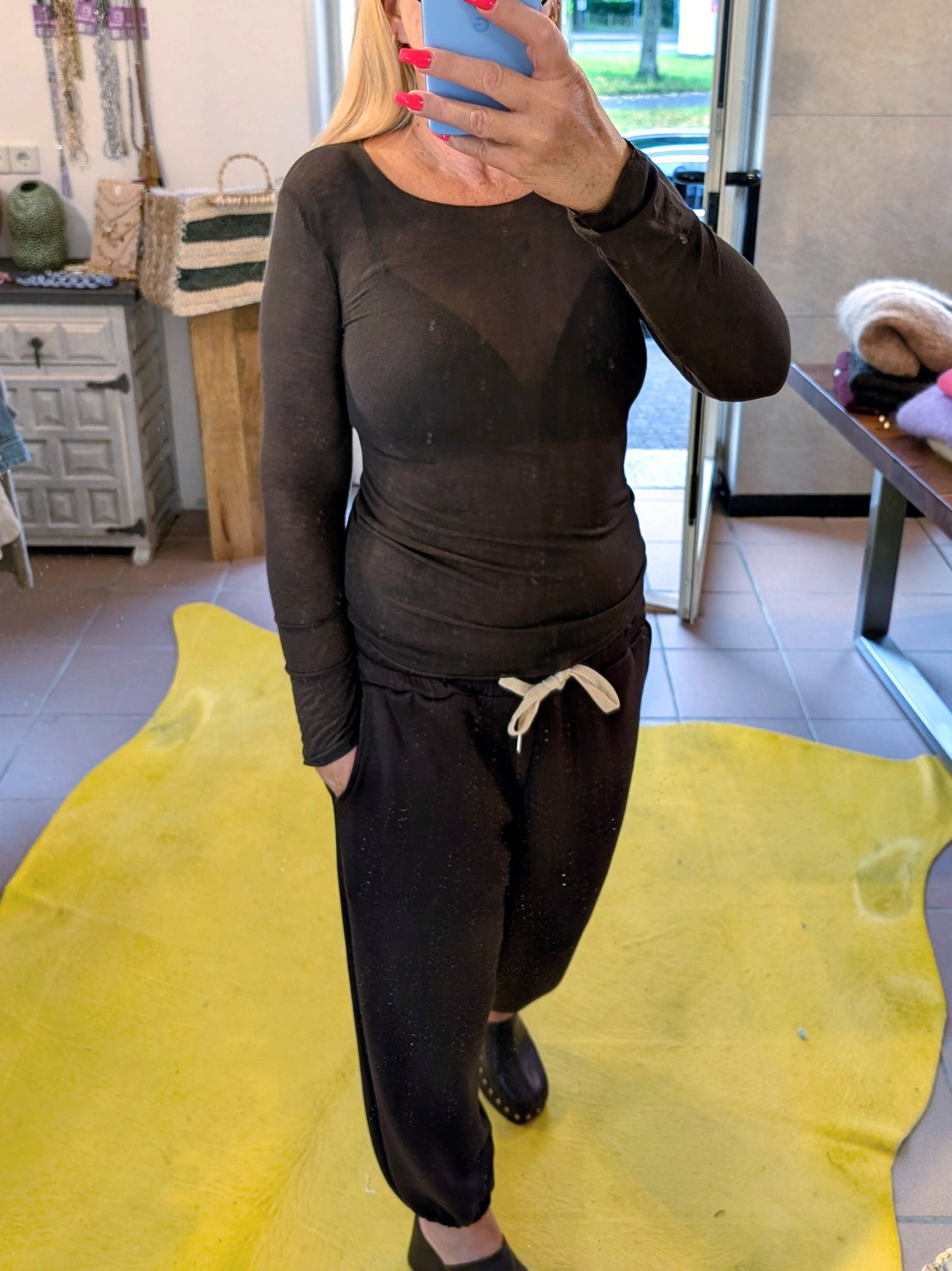 Das Langarm Shirt vereint zarten Kaschmir-Komfort mit hauchdünnem Stoff aus Viskose und Nylon in elegantem Coffee-Braun - für stilbewusste Looks mit Raffinesse1