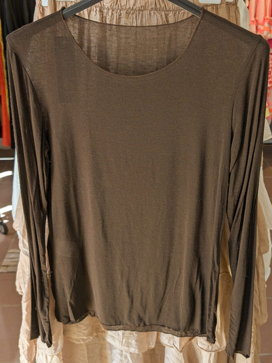 Das Langarm Shirt vereint zarten Kaschmir-Komfort mit hauchdünnem Stoff aus Viskose und Nylon in elegantem Coffee-Braun - für stilbewusste Looks mit Raffinesse1