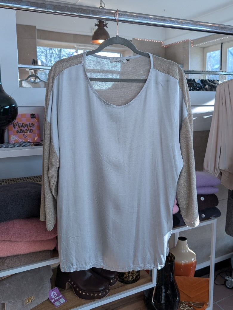 Elegantes Langarm-Shirt in harmonischem Hellgrau-Taupe, das Eleganz mit Komfort verbindet. Vorderseite aus weichem Satin, Rücken aus feinem Strickstoff.