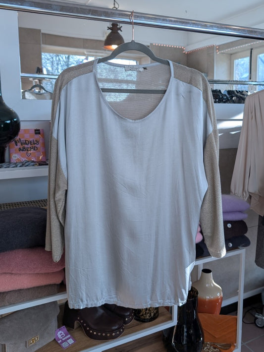 Elegantes Langarm-Shirt in harmonischem Hellgrau-Taupe, das Eleganz mit Komfort verbindet. Vorderseite aus weichem Satin, Rücken aus feinem Strickstoff.