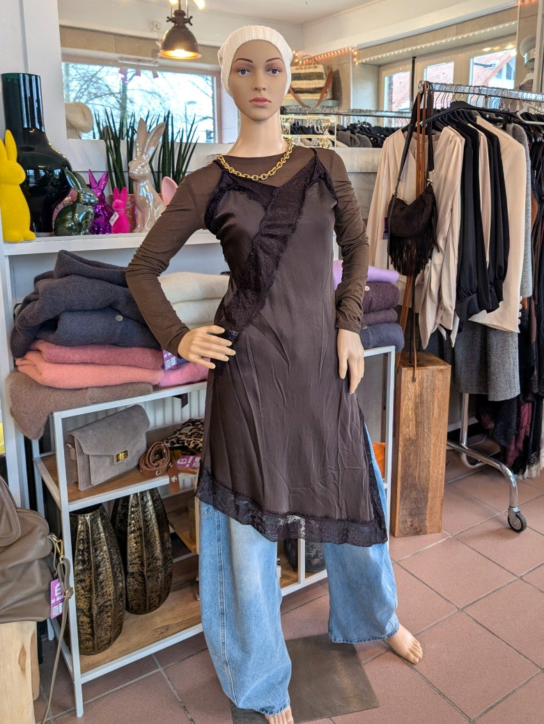 Lässiger Look: Wide Leg Jeanshose Civico 1 mit Satin Spitzenkleid asymmetrisch und Kaschmir Viskose Shirt in Coffee Braun