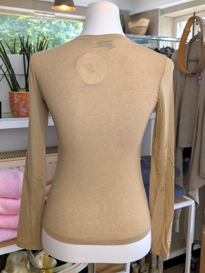 Das Langarm Shirt vereint zarten Kaschmir-Komfort mit hauchdünnem Stoff aus hochwertiger Viskose in Beige - für stilbewusste Looks mit Raffinesse!