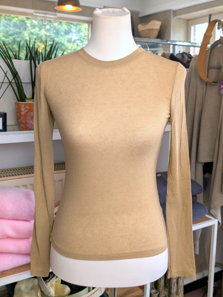 Das Langarm Shirt vereint zarten Kaschmir-Komfort mit hauchdünnem Stoff aus hochwertiger Viskose in Beige - für stilbewusste Looks mit Raffinesse!