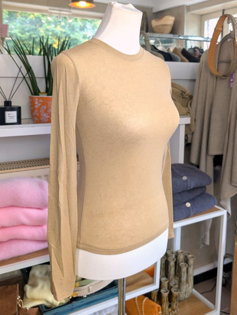 Das Langarm Shirt vereint zarten Kaschmir-Komfort mit hauchdünnem Stoff aus hochwertiger Viskose in Beige - für stilbewusste Looks mit Raffinesse!