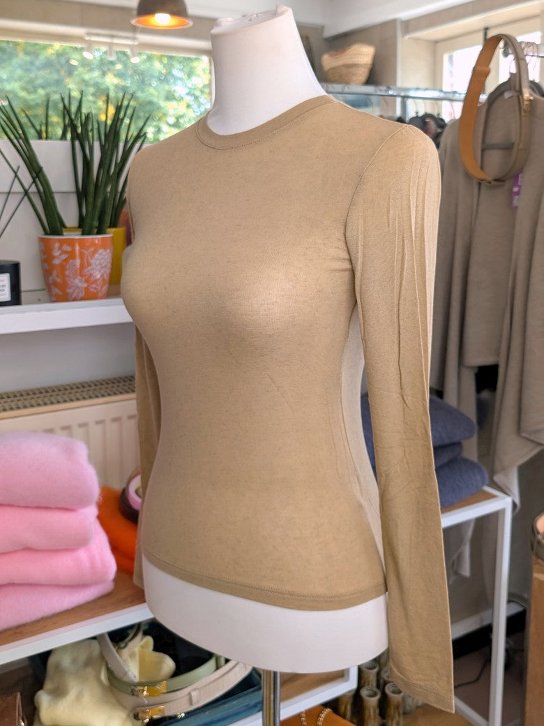 Das Langarm Shirt vereint zarten Kaschmir-Komfort mit hauchdünnem Stoff aus hochwertiger Viskose in Beige - für stilbewusste Looks mit Raffinesse!