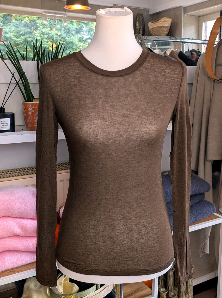 Das Langarm Shirt vereint zarten Kaschmir-Komfort mit hauchdünnem Stoff aus hochwertiger Viskose in Coffee Braun - für stilbewusste Looks mit Raffinesse!