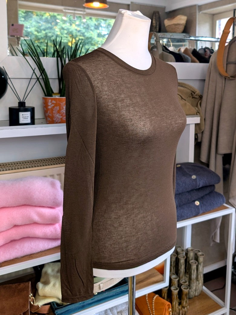 Das Langarm Shirt vereint zarten Kaschmir-Komfort mit hauchdünnem Stoff aus hochwertiger Viskose in Coffee Braun - für stilbewusste Looks mit Raffinesse!