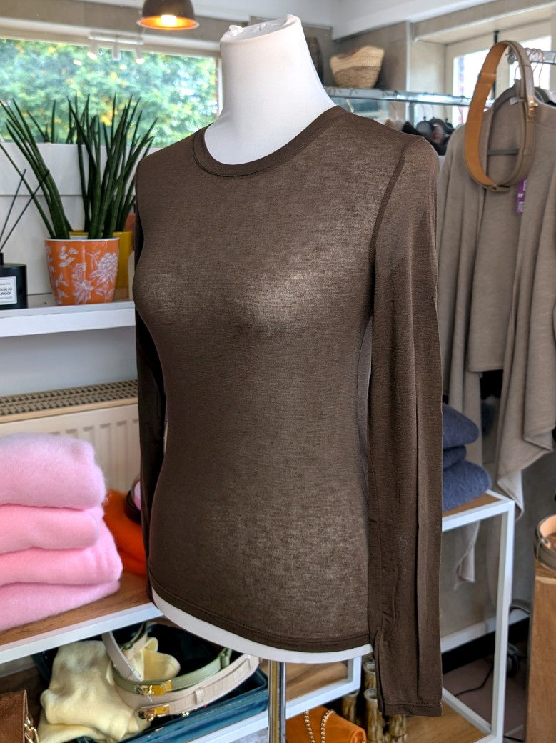 Das Langarm Shirt vereint zarten Kaschmir-Komfort mit hauchdünnem Stoff aus hochwertiger Viskose in Coffee Braun - für stilbewusste Looks mit Raffinesse!