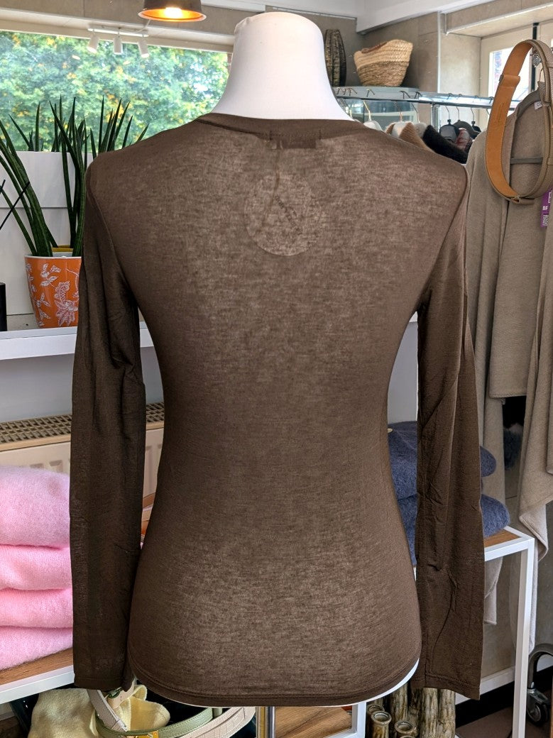 Das Langarm Shirt vereint zarten Kaschmir-Komfort mit hauchdünnem Stoff aus hochwertiger Viskose in Coffee Braun - für stilbewusste Looks mit Raffinesse!