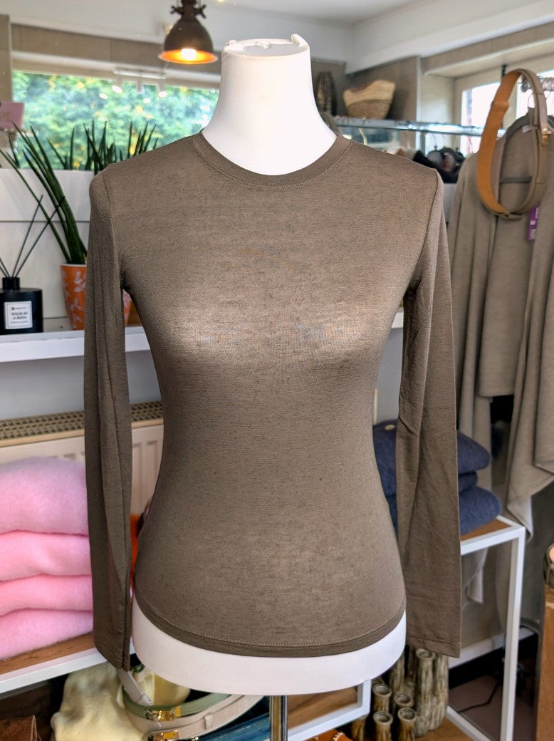 Das Langarm Shirt vereint zarten Kaschmir-Komfort mit hauchdünnem Stoff aus hochwertiger Viskose in Fango Taupe - für stilbewusste Looks mit Raffinesse!