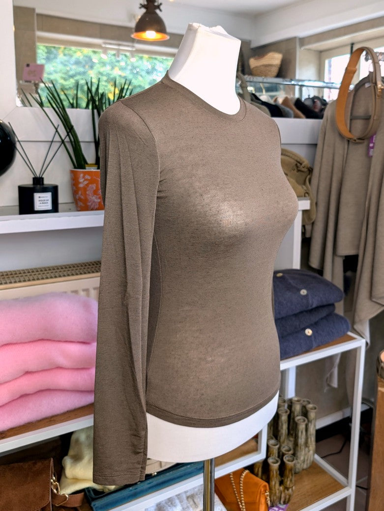 Das Langarm Shirt vereint zarten Kaschmir-Komfort mit hauchdünnem Stoff aus hochwertiger Viskose in Fango Taupe - für stilbewusste Looks mit Raffinesse!