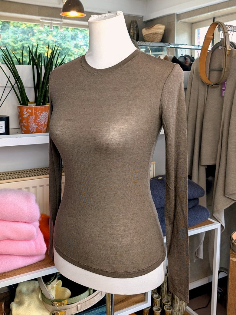 Das Langarm Shirt vereint zarten Kaschmir-Komfort mit hauchdünnem Stoff aus hochwertiger Viskose in Fango Taupe - für stilbewusste Looks mit Raffinesse!