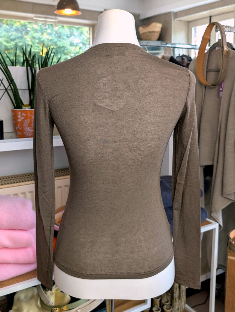 Das Langarm Shirt vereint zarten Kaschmir-Komfort mit hauchdünnem Stoff aus hochwertiger Viskose in Fango Taupe - für stilbewusste Looks mit Raffinesse!