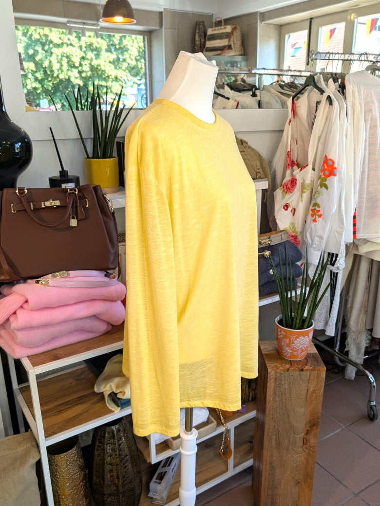 Verleihe Deinem Outfit mit diesem Shirt in Butter Yellow Gelb einen Hauch von Transparenz. Einzigartiger Look mit dem langärmligen halbtransparente Design!