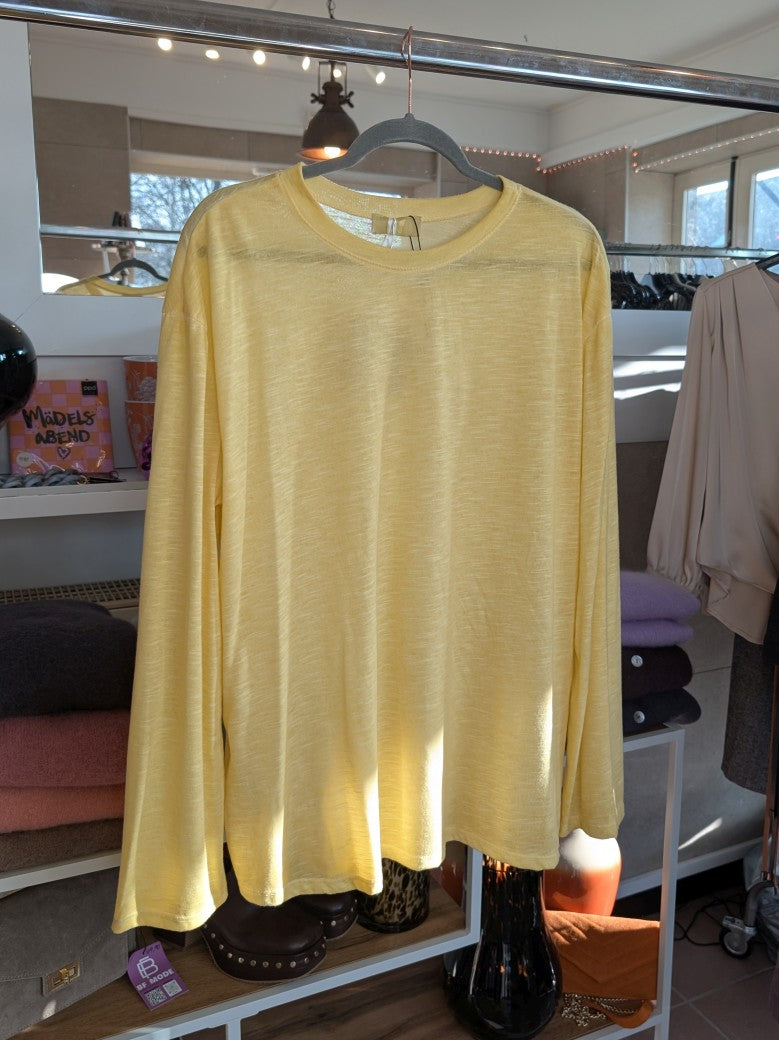 Verleihe Deinem Outfit mit diesem Shirt in Butter Yellow Gelb einen Hauch von Transparenz. Einzigartiger Look mit dem langärmligen halbtransparente Design!