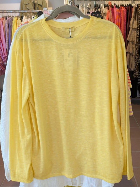 Verleihe Deinem Outfit mit diesem Shirt in Gelb einen Hauch von Transparenz. Das langärmlige und halbtransparente Design verleiht einen einzigartigen Look!