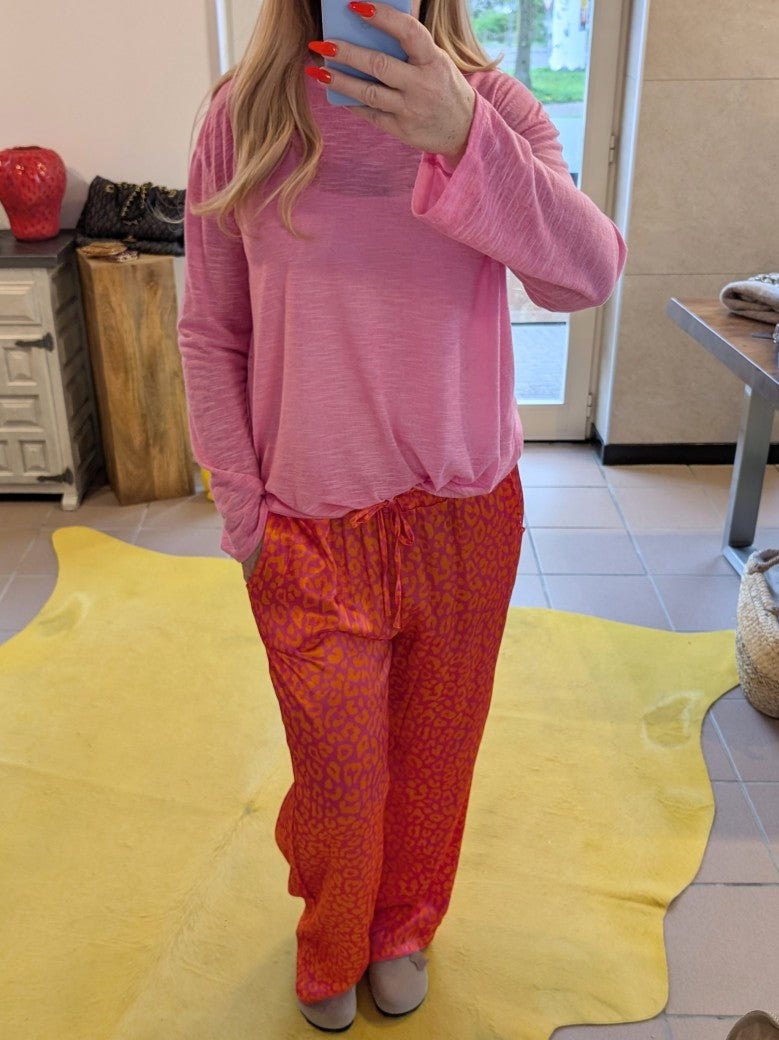 Verleihe Deinem Outfit mit diesem Shirt in Pink einen Hauch von Transparenz. Das langärmlige und halbtransparente Design verleiht einen einzigartigen Look!