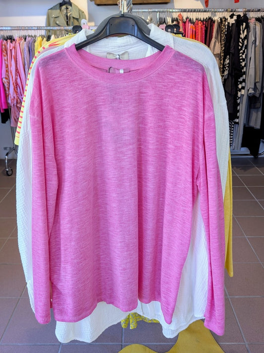 Verleihe Deinem Outfit mit diesem Shirt in Pink einen Hauch von Transparenz. Das langärmlige und halbtransparente Design verleiht einen einzigartigen Look!