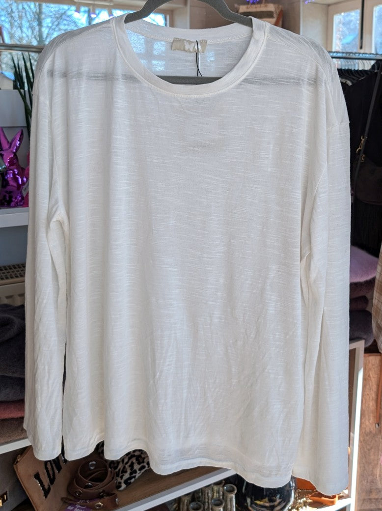 Verleihe Deinem Outfit mit diesem Shirt in Weiß einen Hauch von Transparenz. Das langärmlige und halbtransparente Design verleiht einen einzigartigen Look!