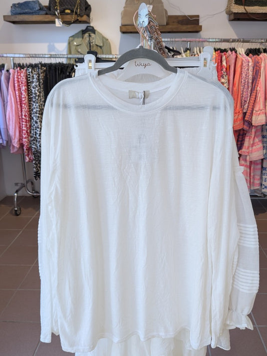 Verleihe Deinem Outfit mit diesem Shirt in Weiß einen Hauch von Transparenz. Das langärmlige und halbtransparente Design verleiht einen einzigartigen Look!