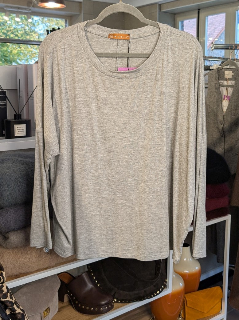 Langärmliges Shirt in hellem Grau mit weicher Viskosequalität (95%), die für ein angenehmes Tragegefühl sorgt - zeitloses Must-Have für jeden Kleiderschrank!