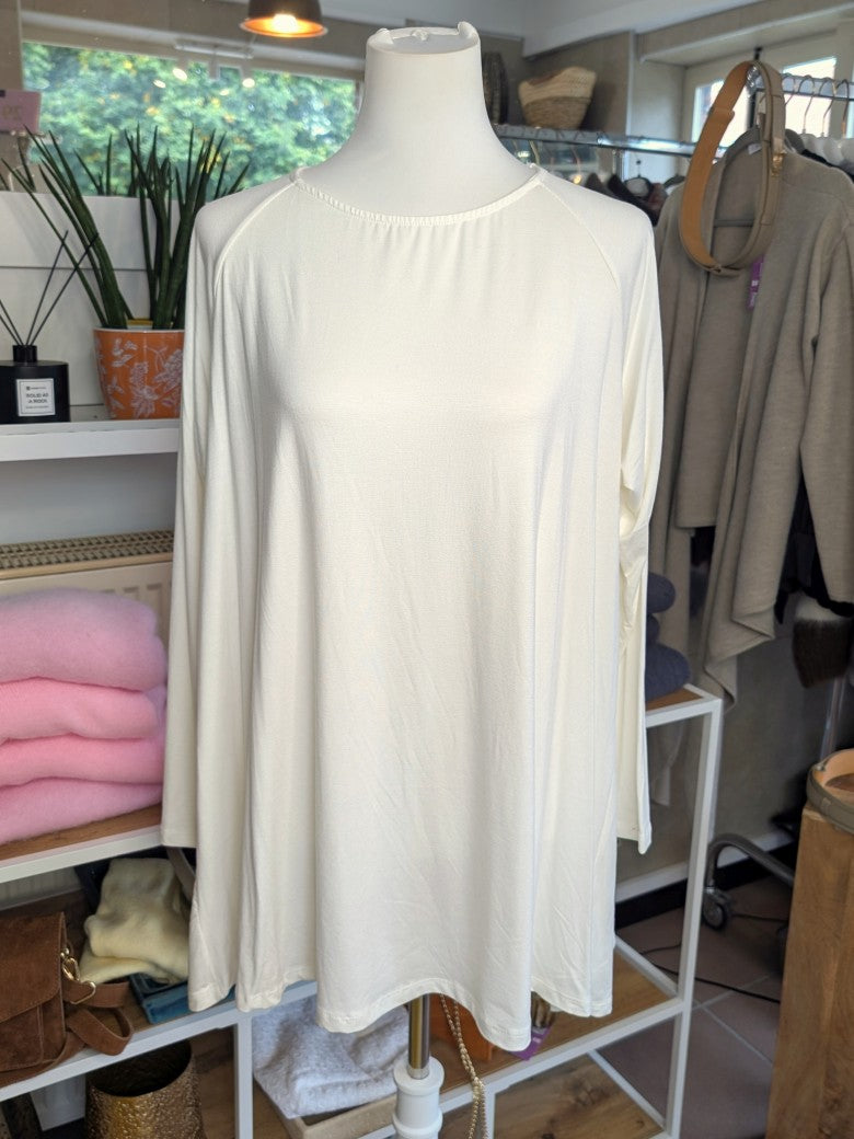 Zeitloses Oversized Langarm Shirt in Créme mit lässigem Schnitt aus hochwertiger elastischer Viskose - passt perfekt zu verschiedenen Outfits und Jahreszeiten.