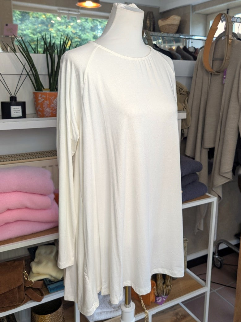 Zeitloses Oversized Langarm Shirt in Créme mit lässigem Schnitt aus hochwertiger elastischer Viskose - passt perfekt zu verschiedenen Outfits und Jahreszeiten.