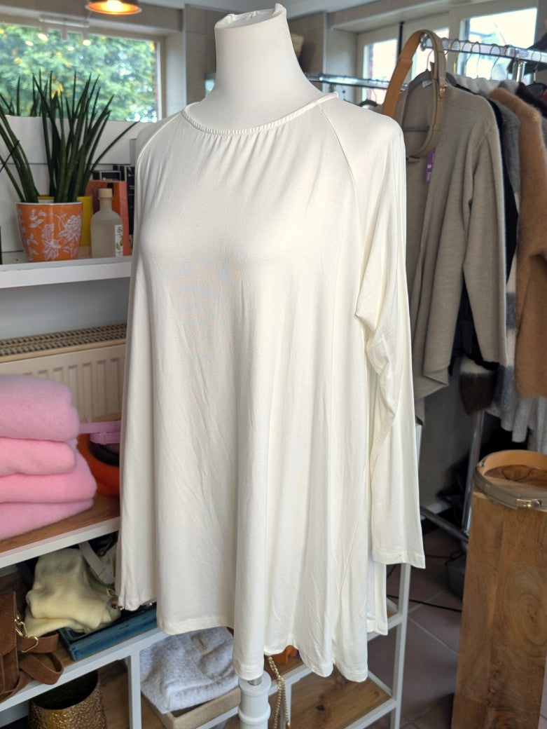 Zeitloses Oversized Langarm Shirt in Créme mit lässigem Schnitt aus hochwertiger elastischer Viskose - passt perfekt zu verschiedenen Outfits und Jahreszeiten.