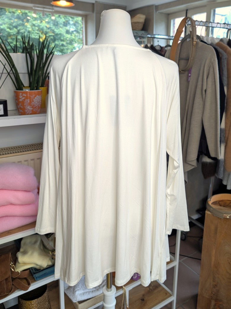 Zeitloses Oversized Langarm Shirt in Créme mit lässigem Schnitt aus hochwertiger elastischer Viskose - passt perfekt zu verschiedenen Outfits und Jahreszeiten.