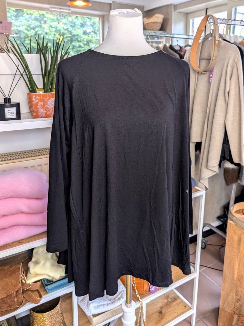 Zeitloses Oversized Langarm Shirt in Schwarz mit lässigem Schnitt aus hochwertiger elastischer Viskose - passt perfekt zu verschiedenen Outfits und Jahreszeiten.