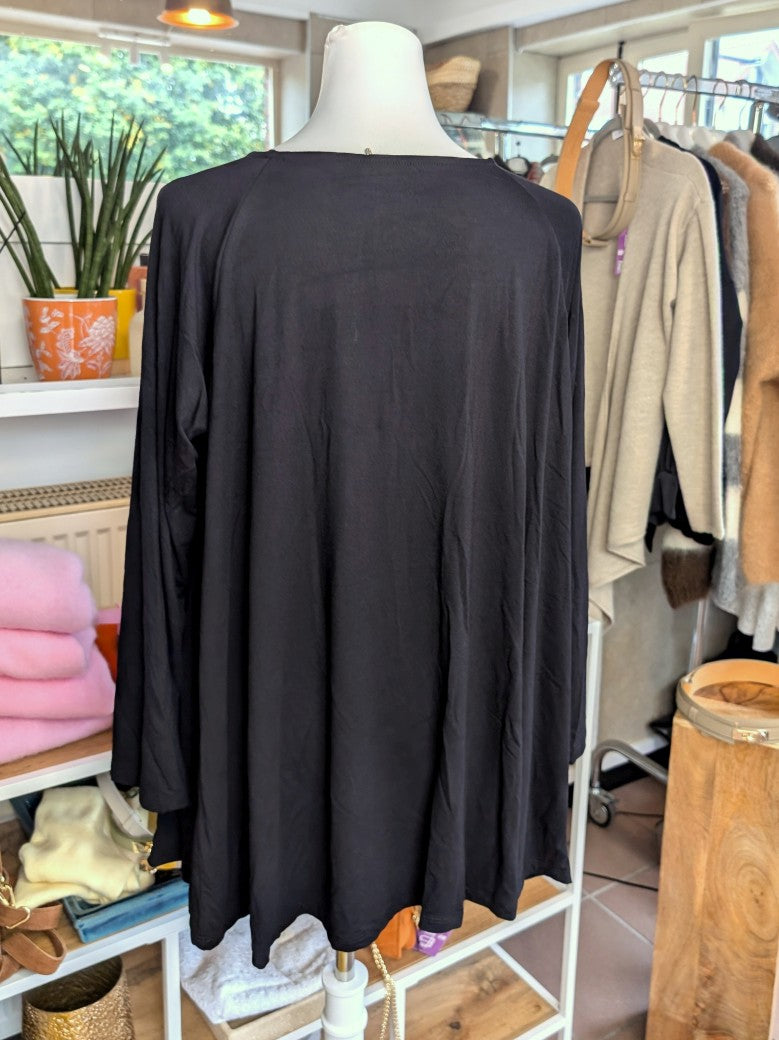 Zeitloses Oversized Langarm Shirt in Schwarz mit lässigem Schnitt aus hochwertiger elastischer Viskose - passt perfekt zu verschiedenen Outfits und Jahreszeiten.