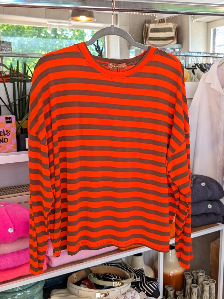 Leichtes Shirt aus weicher Viskosemischung mit feinen Streifen in leuchtendem Neon Orange und warmem Coffee Braun, perfekt kombinierbar - der Sommer kann kommen!