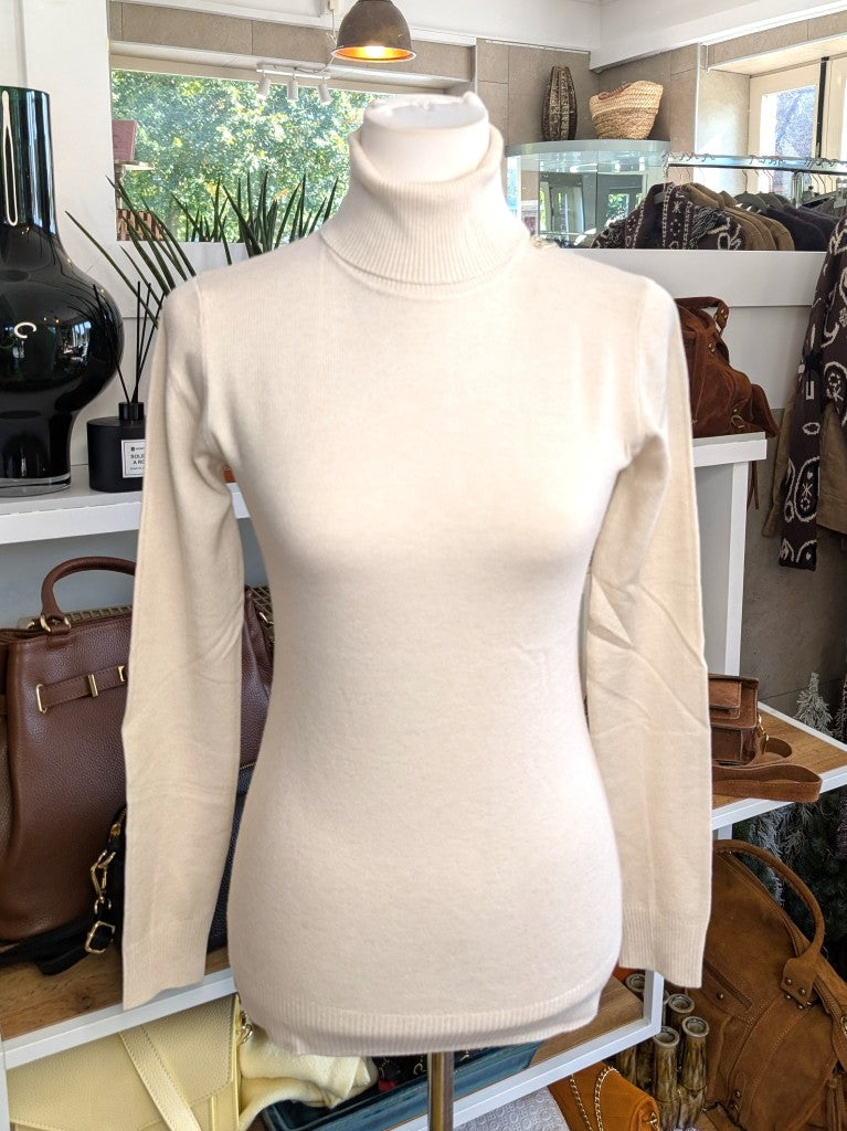 Elegantes schmales Rollkragen-Shirt aus weicher elastischer Viskosemischung in Beige. Perfekter Basis-Layer unter Blusen Cardigans Blazern für modernen Look