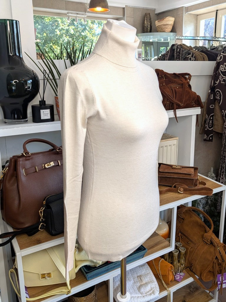 Elegantes schmales Rollkragen-Shirt aus weicher elastischer Viskosemischung in Beige. Perfekter Basis-Layer unter Blusen Cardigans Blazern für modernen Look