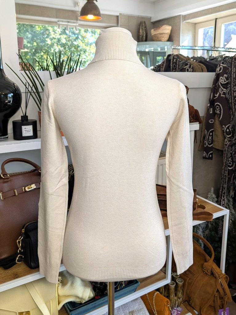 Elegantes schmales Rollkragen-Shirt aus weicher elastischer Viskosemischung in Beige. Perfekter Basis-Layer unter Blusen Cardigans Blazern für modernen Look