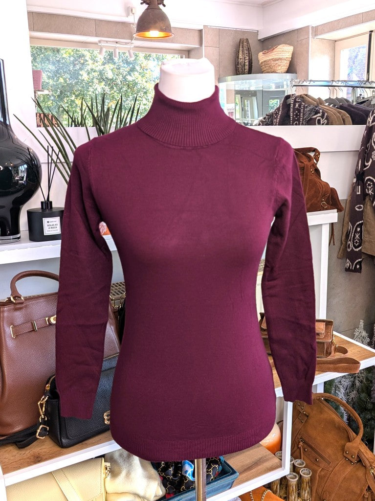 Elegantes schmales Rollkragen-Shirt aus weicher elastischer Viskosemischung in Burgund Rot. Perfekter moderner Basis-Layer Look unter Blusen Cardigans Blazern.